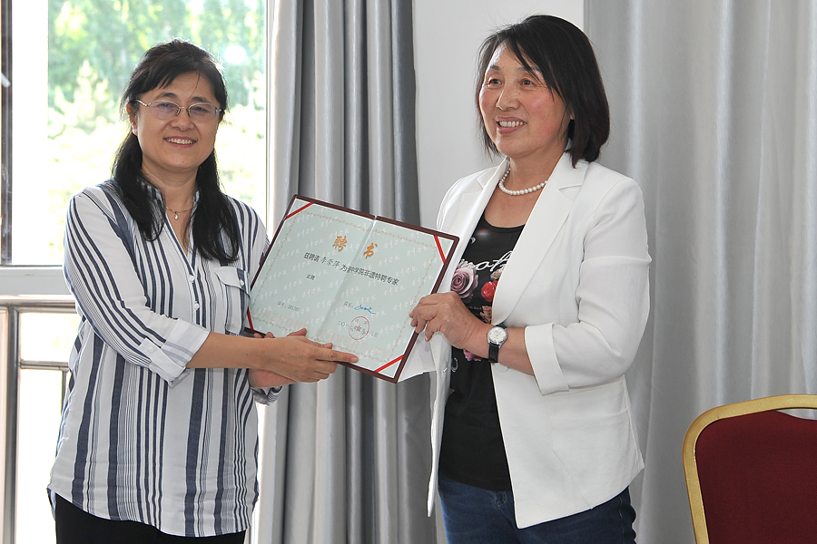 3晋中学院副院长李长萍向李崇萍女士颁发聘书.jpg